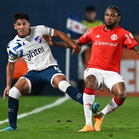 Luiz Adriano, do Inter, em ação no jogo contra o Nacional, pela Libertadores - Staff Media/Conmebol