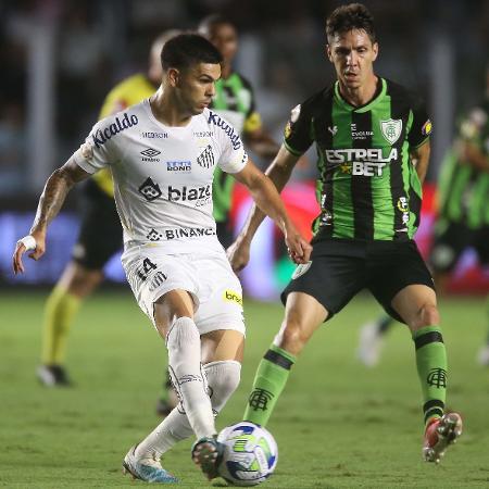 Rodrigo Fernández, do Santos, e Alê, do América-MG, durante partida pelo Campeonato Brasileiro