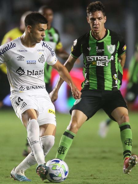 Rodrigo Fernández, do Santos, e Alê, do América-MG, durante partida pelo Campeonato Brasileiro