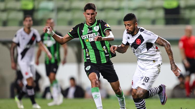 Breno, do América-MG, disputa com Paulinho, do Vasco, durante partida do Brasileirão