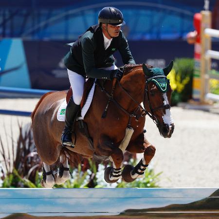 Rodrigo Pessoa, do Brasil, durante competição no Pan 2023