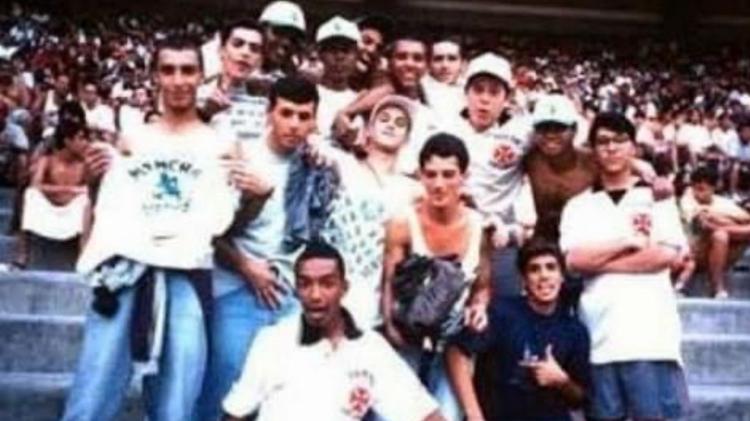 Integrantes da Força Jovem do Vasco e da Mancha Verde, do Palmeiras, no Maracanã, na década de 80