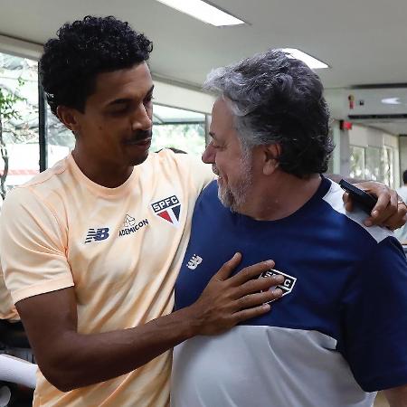 Luiz Gustavo cumprimenta Julio Casares na apresentação do São Paulo para a temporada