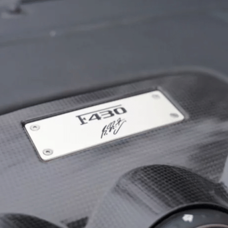 Placa com assinatura de Michael Schumacher na Ferrari F430 Spider