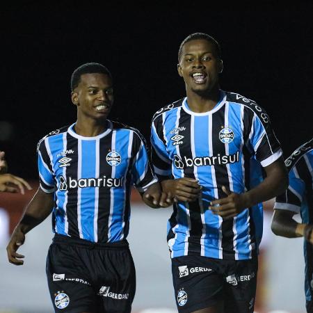 Jogadores do Grêmio celebram gol contra o Mirassol, pela Copinha 2024