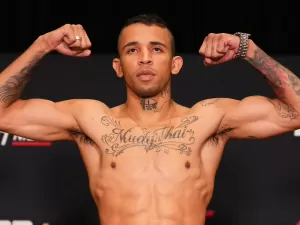 Nocauteador, fumante e sem filtro! Conheça Carlos Prates, brasileiro que lidera o UFC Vegas