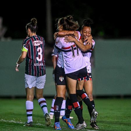 Jogadoras do Sâo Paulo celebram gol contra o Fluminense, no Brasileiro feminino