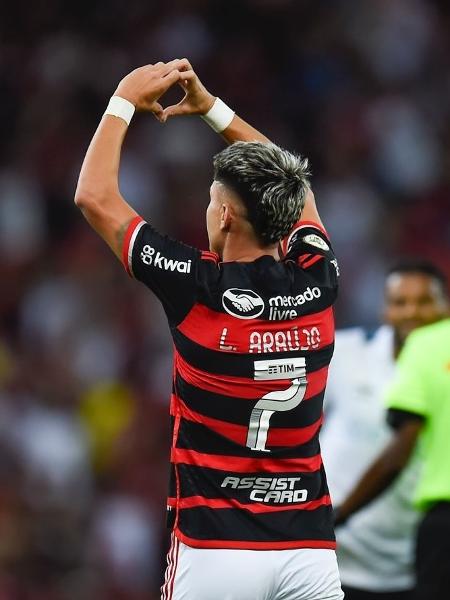 Luiz Araújo comemora gol marcado pelo Flamengo contra o Grêmio pelo Brasileirão