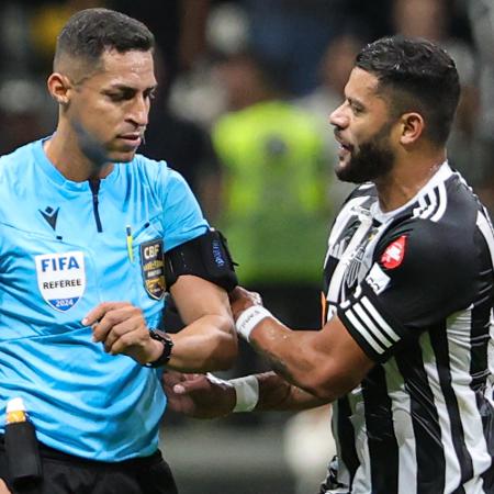 Rodrigo José Pereira de Lima e Hulk durante Atlético-MG x Palmeiras; árbitro expulsou atacante