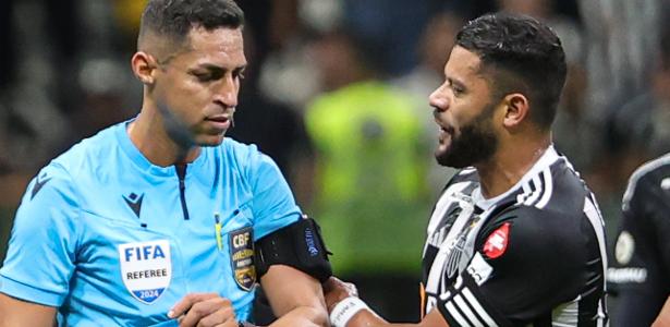 Ex-árbitros criticam expulsão de Hulk em jogo contra o Palmeiras