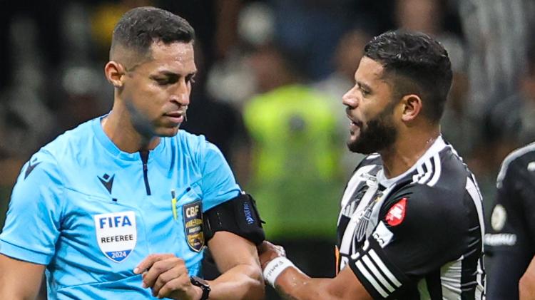 Rodrigo José Pereira de Lima e Hulk durante Atlético-MG x Palmeiras; árbitro expulsou atacante