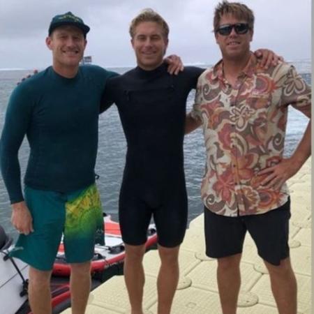 Ben Lowe [no canto direito], juiz do surfe, aparece em foto com Ethan Ewing [no centro], surfista australiano