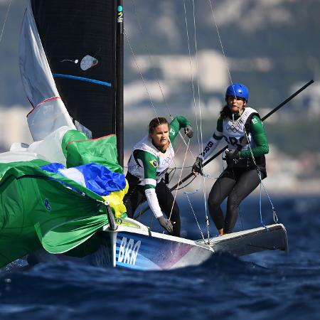 Martine Grael e Kahena Kunze em regata da classe 49erFX nas Olimpíadas de Paris