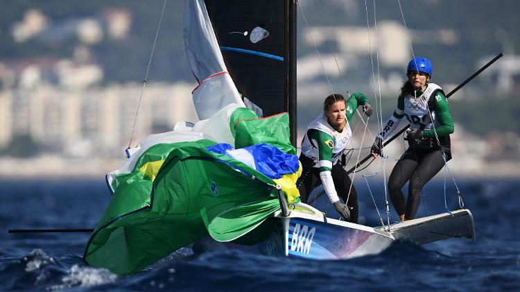 Martine Grael e Kahena Kunze em regata da classe 49erFX nas Olimpíadas de Paris