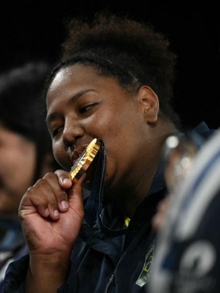 Beatriz Souza com a medalha de ouro na categoria acima de 78kg do judô nas Olimpíadas