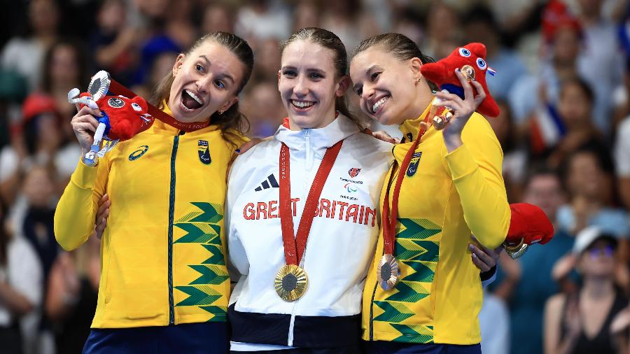 Irmãs Débora (prata) e Beatriz Carneiro (bronze) ao lado da briânica Louise Fiddes no pódio dos 100m peito SB14