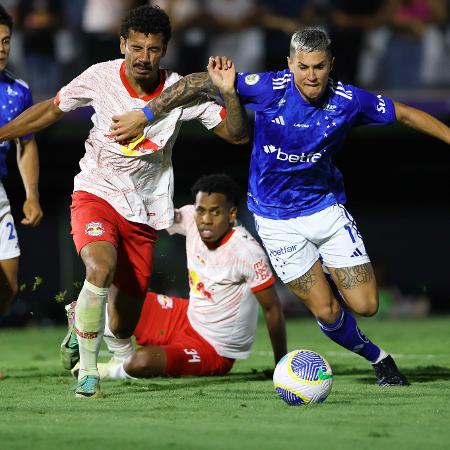 Lucas Evangelista e Mateus Vital disputam a bola na partida entre Red Bull Bragantino e Cruzeiro pelo Brasileirão 2024