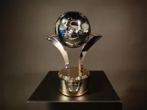 CBF apresenta troféu Roberto Dinamite, prêmio ao artilheiro do Brasileirão