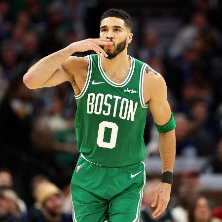 Jayson Tatum, do Celtics, comemora cesta na vitória sobre o Minnesota Timberwolves, na NBA