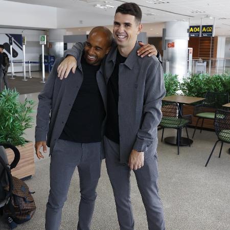 Lucas e Oscar, jogadores do São Paulo, durante embarque do clube para os EUA - Reprodução/X