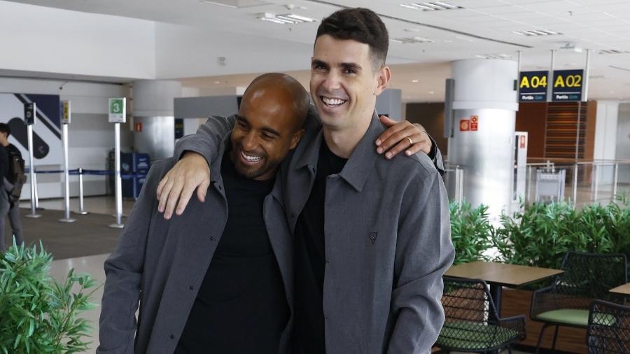 Lucas e Oscar, jogadores do São Paulo, durante embarque do clube para os EUA