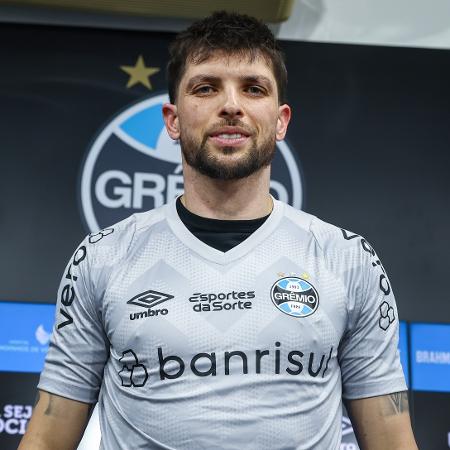Goleiro Tiago Volpi é apresentado como novo reforço do Grêmio