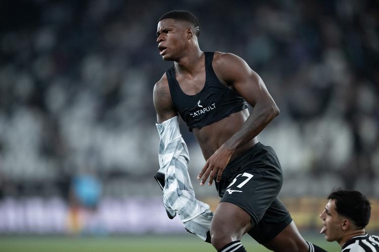 Kadir jogador do Botafogo comemora seu gol durante partida contra o Santos Kadir jogador do Botafogo comemora seu gol durante partida contra o Santos