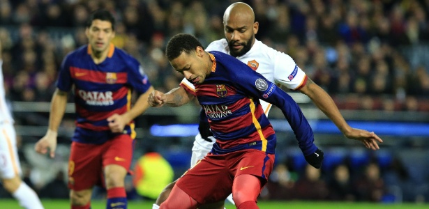 Maicon tenta desarmar Neymar durante o confronto entre Barcelona e Roma - Pau Barrena/AFP Photo