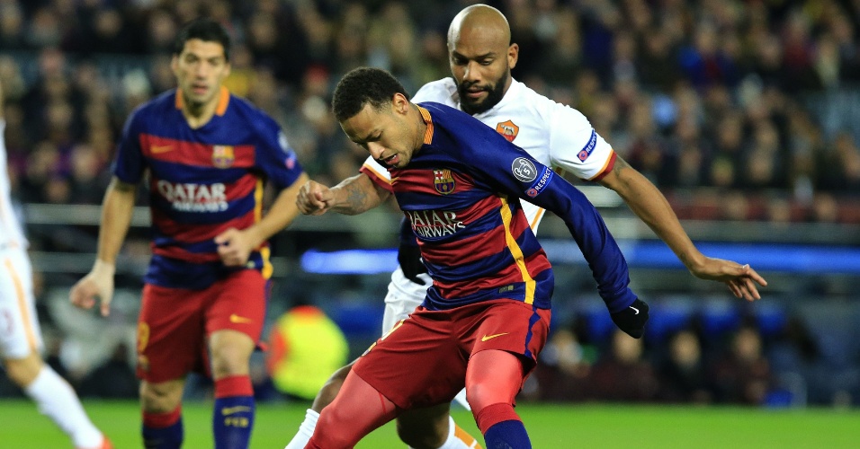 Maicon tenta desarmar Neymar durante o confronto entre Barcelona e Roma