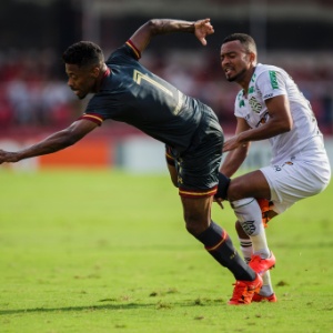 Michel Bastos disputa bola com jogador do Figueirense, em partida válida pela 37ª rodada do Brasileirão - Adriano Vizoni / Folhapress