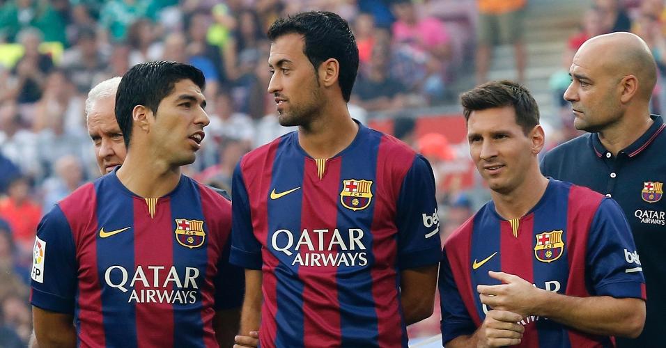 Busquets ao lado de Suarez e Messi antes de partida do Barcelona