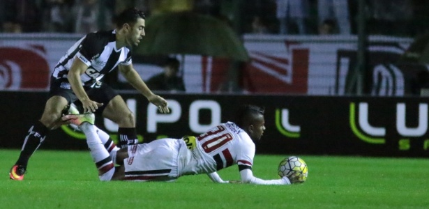 Kelvin é derrubado durante a partida entre Figueirense e São Paulo - Luiz Henrique/Figueirense - Luiz Henrique/Figueirense