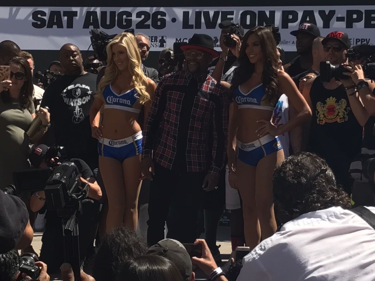 Mayweather posa para fotos durante o evento - Jorge Corrêa/UOL