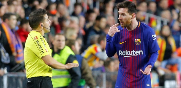 Messi reclama por não ter gol validado contra o Valencia - Heino Kalis/Reuters