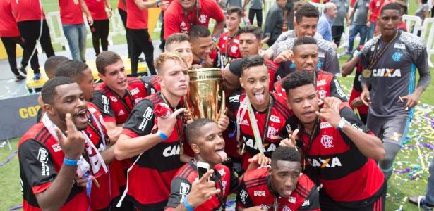 Jogadores do Flamengo na festa pós-título no Pacaembu; volta olímpica será no Maraca - Daniel Vorley/AGIF