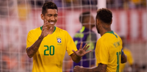 Roberto Firmino comemora seu gol com Neymar, após jogada de Douglas Costa - Pedro Martins / MoWA Press