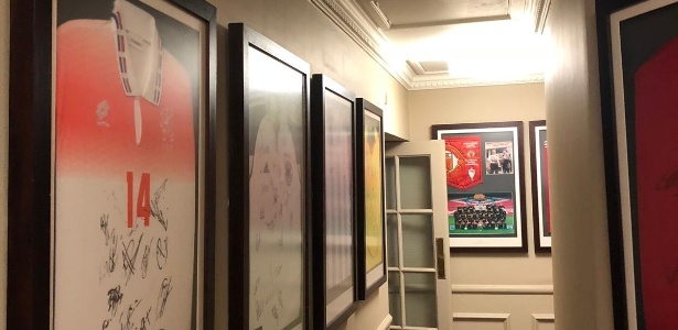 Acervo de camisetas e flâmulas dá ares de 'museu' a hotel que recebe seleção - Marcus Alves/Colaboração para o UOL - Marcus Alves/Colaboração para o UOL