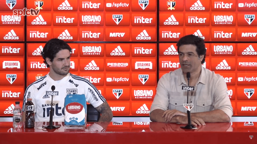 Alexandre Pato é apresentado por Raí no São Paulo - reprodução/YouTube/São Paulo FC