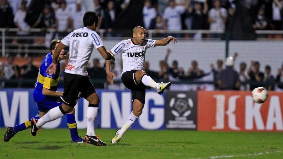Emerson Sheik chuta para abrir o placar para o Corinthians na decisão da Libertadores contra o Boca Juniors - Leandro Moraes/UOL