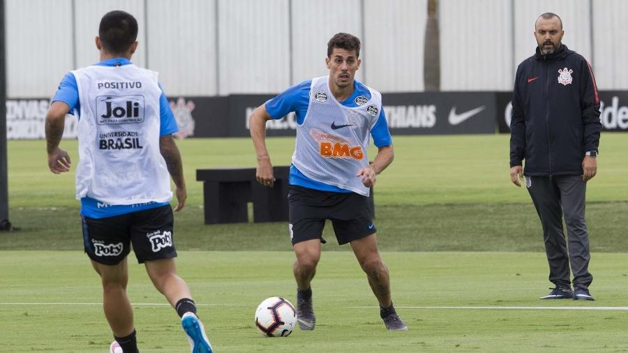Danilo Avelar em ação durante treino do Corinthians no CT Joaquim Grava - Daniel Augusto Jr/Ag. Corinthians