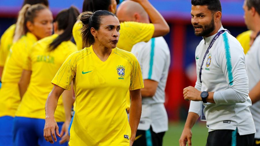 Marta se aquece antes do jogo do Brasil contra a Itália - Phil Noble/Reuters