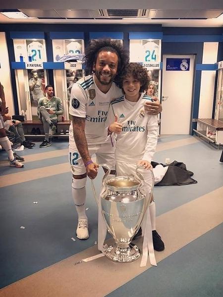 Marcelo e Enzo com a taça da Liga dos Campeões - Reprodução/Intagram
