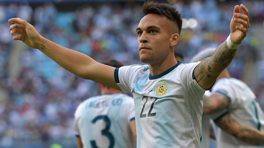 Lautaro Martínez comemora o gol anotado pela Argentina contra o Qatar - Carl de Souza/AFP