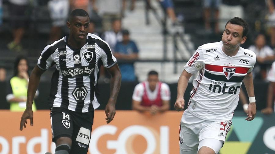 Jogador do Botafogo, Marcelo Benevenuto carrega a bola diante de Pablo, do São Paulo - Vítor Silva/Botafogo