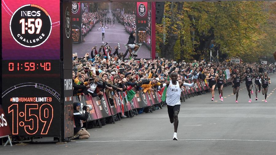 Eliud Kipchoge completa maratona não-oficial em Viena (Áustria) com a marca de 1h59min40s, a melhor da história da prova - Guo Chen/Xinhua