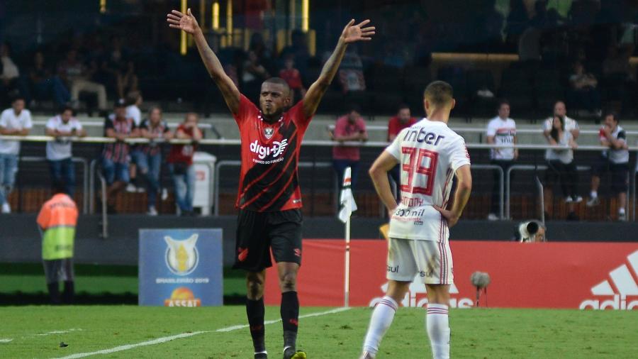 Marcelo Cirino comemora gol do Athletico-PR contra o São Paulo de Antony em vitória por 1 a 0 no Morumbi - Bruno Ulivieri/AGIF