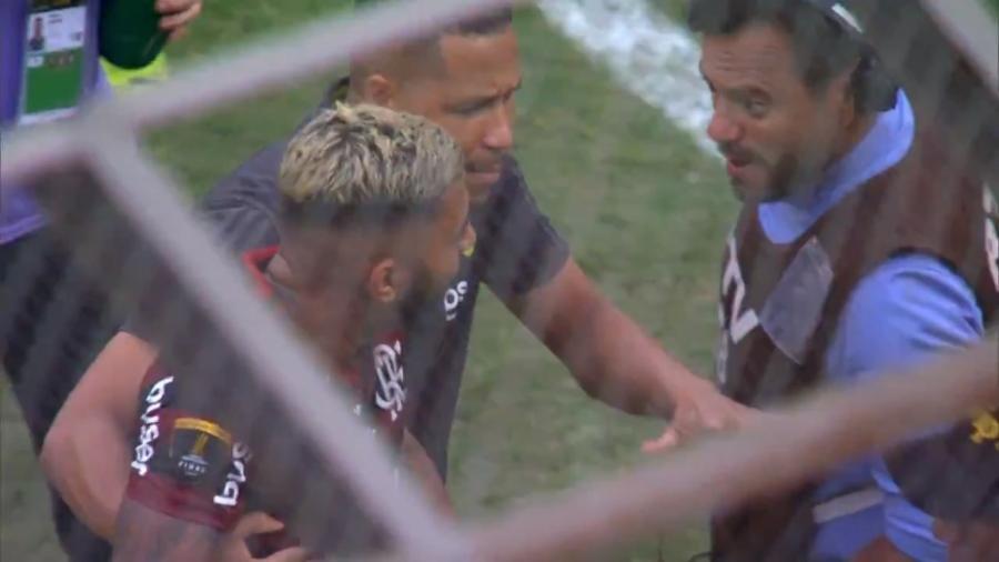 Interação do repórter Eric Faria, da TV Globo, com o atacante Gabigol, do Flamengo - Reprodução