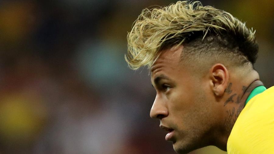 Neymar adota o topete loiro para a estreia do Brasil na Copa do Mundo de 2018 - MARKO DJURICA/REUTERS