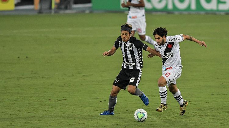 Honda (à esquerda), do Botafogo, disputa a bola com Martín Benítez, do Vasco, em duelo da Copa Brasil 2020 - Thiago Ribeiro / AGIF - Thiago Ribeiro / AGIF