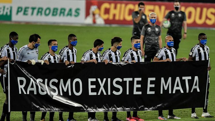 Jogadores do Botafogo protestam contra o racismo em jogo do Brasileirão - Thiago Ribeiro/AGIF - Thiago Ribeiro/AGIF